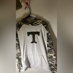 Men’s size large camo Tennessee hoodie￼